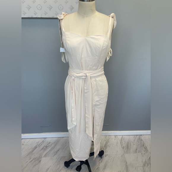 Fame and Partners-cream slip with belt and bow - Picture 2 of 5